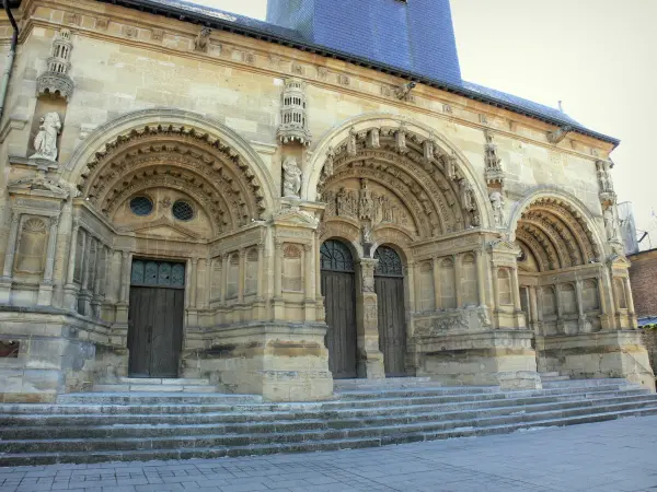 Église de Vouziers - Façade Renaissance de l'église Saint-Maurille