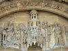 Église de Vouziers - Façade Renaissance de l'église Saint-Maurille : tympan sculpté du portail central illustrant l'Annonciation