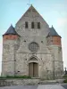 Églises fortifiées de Thiérache - Marly-Gomont : église fortifiée Saint-Remi, avec sa façade flanquée d'échauguettes