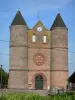 Églises fortifiées de Thiérache - Monceau-sur-Oise : église fortifiée Sainte-Catherine et sa façade flanquée de deux tours rondes