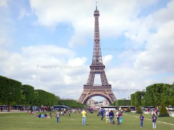 Eiffel tower - View of the Eiffel tower from the Champ-de-Mars park
