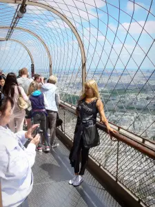 Eiffel tower - Visitors enjoying the view at the top of the Eiffel tower