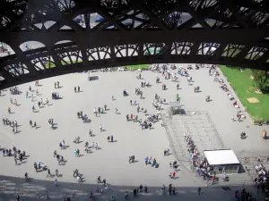 Eiffel tower - Visitors at the foot of the tower