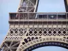 Eiffelturm - Blick auf die 1. Etage des Eiffelturms