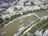 Eiffelturm - Blick auf den Fluss Seine und seine nächste Umgebung von der Spitze des Eiffelturms aus
