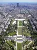 Eiffelturm - Blick auf Paris und den Park des Champ-de-Mars von der 3. Etage des Eiffelturms aus