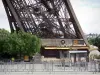 Eiffelturm - Eingang des Ost-Pfeilers