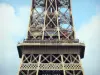 Eiffelturm - Sicht auf die zweite Etage des Turms