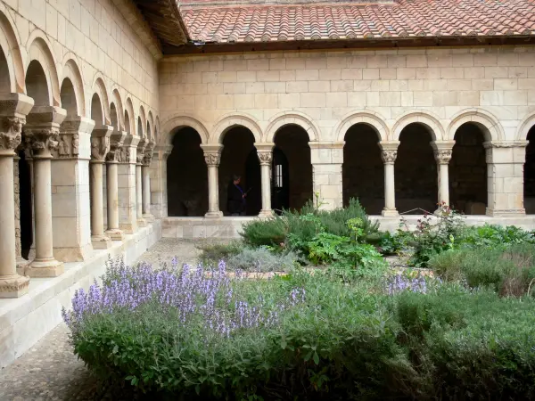 Elne cathedral and cloister - Arches of the medieval cloister