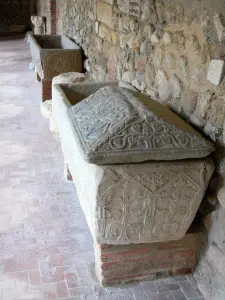 Elne cathedral and cloister - Gallery of the cloister: sarcophagi