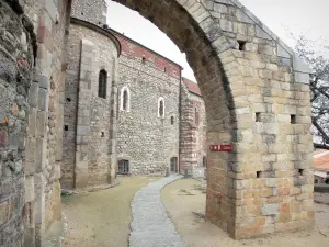 Elne cathedral and cloister - Buttress of the Sainte-Eulalie-et-Sainte-Julie cathedral