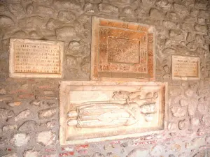 Elne cathedral and cloister - Gallery of the cloister: carved details