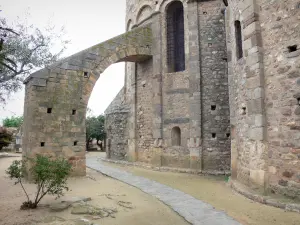 Elne cathedral and cloister - Buttress of the Sainte-Eulalie-et-Sainte-Julie cathedral