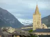 Embrun - Campanile di Notre-Dame-du-Réal e case del centro storico con vista sulle montagne nella valle della Durance