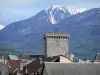 Embrun - Brune torre (ex arcivescovi dungeon) ei tetti del centro storico con vista sulle montagne innevate, la valle della Durance