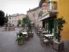 Embrun - Luogo Barthelon: caffè, la fontana e le case dalle facciate colorate del centro storico