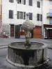 Embrun - Fontaine et façades de maisons de la vieille ville