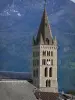 Embrun - Campanile di Notre-Dame-du-Réal, tetti della città vecchia e la montagna ricoperta di alberi