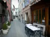 Embrun - Alley nelle vecchie case della città caffè con terrazza e arbusti in vaso