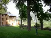 Embrun - Giardino dell'Arcidiocesi (prato, alberi, lampioni, panca), che domina la valle della Durance