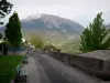 Embrun - Passeggiata dell'Arcidiocesi di panchine decorate con vista sulle montagne