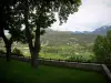 Embrun - Giardino dell'Arcidiocesi che si affaccia sulla valle della Durance e montagne innevate