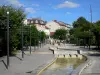 Enghien-les-Bains - Jardin des Roses con su fuente y sus glorietas cubiertas de rosales; fachadas del balneario al fondo