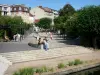 Enghien-les-Bains - Ciudad balneario: caminos, césped, árboles y macizos de flores en el jardín de rosas