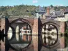 Espalion - Oude brug over de roze zandsteen Lot, oude leerlooierijen of Calquières aan de rivier