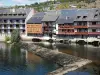 Espalion - Anciennes tanneries, ou calquières, maisons aux balcons de bois au bord de la rivière Lot