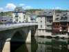 Espalion - Pont enjambant la rivière Lot, et anciennes tanneries, ou calquières, au bord de l'eau