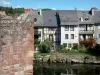 Espalion - Avant-bec en grès rose du Pont Vieux, rivière Lot et façades de maisons de la ville