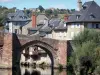 Espalion - Oude brug over de Lot, en de oude leerlooierijen of Calquières, huizen met houten balkons