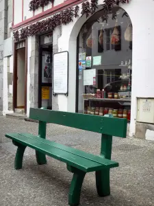 Espelette - Banc vert devant une boutique de produits gastronomiques