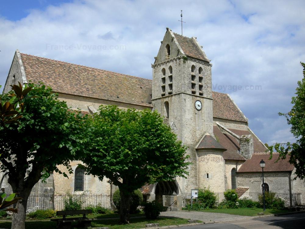 Guide de l'Essonne - Villeconin - Église Saint-Aubin et ses abords agrémentés d'arbres ; dans la vallée de la Renarde
