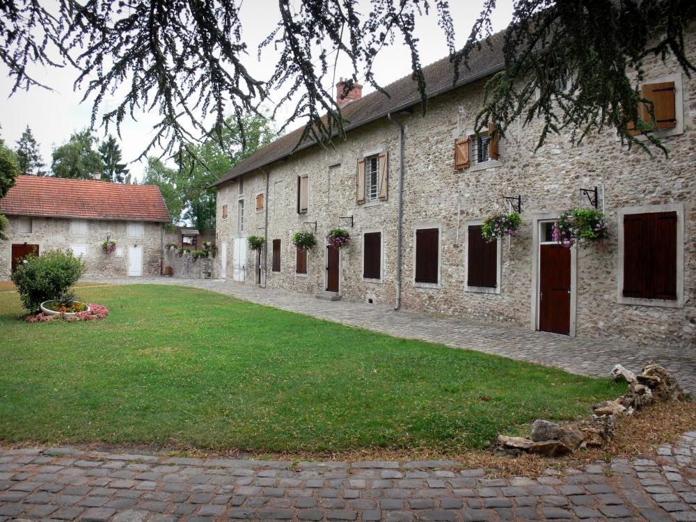 Guide de l'Essonne - Boussy-Saint-Antoine - Bâtiments du centre socio-culturel La Ferme