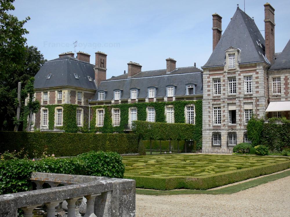 Guide de l'Essonne - Château de Courances - Partie du château, dépendances et parterre de broderie de buis du jardin à la française