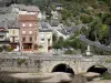 Estacionando - Ponte sobre o Coussane, com a estátua da Virgem e do Menino e as casas da aldeia