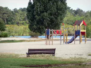 Estanque de Biscarrosse y Parentis - Banco y parque infantil para los niños, Biscarrosse, con vistas a la laguna