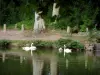 Estanques de Commelles - Las ramas de un árbol, un lago con cisnes (aves acuáticas), el banco, troncos de árboles y la vegetación