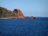 Estérel的Massif - 地中海，红色岩石（斑岩）的野生海岸和森林