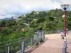 Estrada da montanha - Vista das casas de Hauts de Saint-Denis desfrutando de um cenário verde