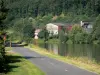 Estreito de Trans-Ardennes - Vale do Meuse, no Parque Natural Regional das Ardenas: Greenway (ciclovia) construída sobre o antigo caminho de sirga, ao longo do Meuse, em um cenário verde, em Haybes; fundição no banco oposto