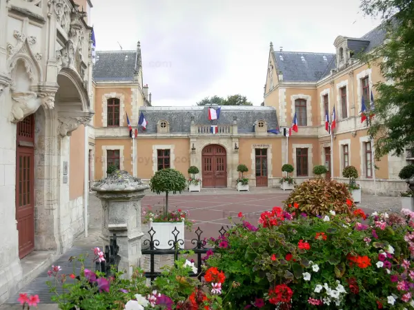 Étampes - Hôtel de ville et musée municipal ; décoration florale (fleurs) en premier plan