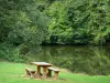 Étang de Blangy - Table de pique-nique au bord de l'étang, et arbres de la forêt d'Hirson se reflétant dans l'eau ; sur la commune d'Hirson