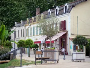 Eugénie-les-Bains - Façades de maisons de la station thermale