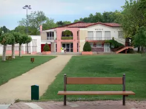 Eugénie-les-Bains - Mairie d'Eugénie-les-Bains et parc agrémenté de bancs