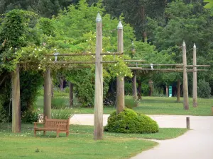 Eugénie-les-Bains - Jardins d'Eugénie : allées du parc