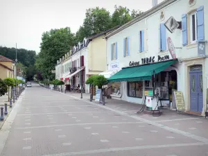 Eugénie-les-Bains - Rue, façades de maisons et commerces de la station thermale