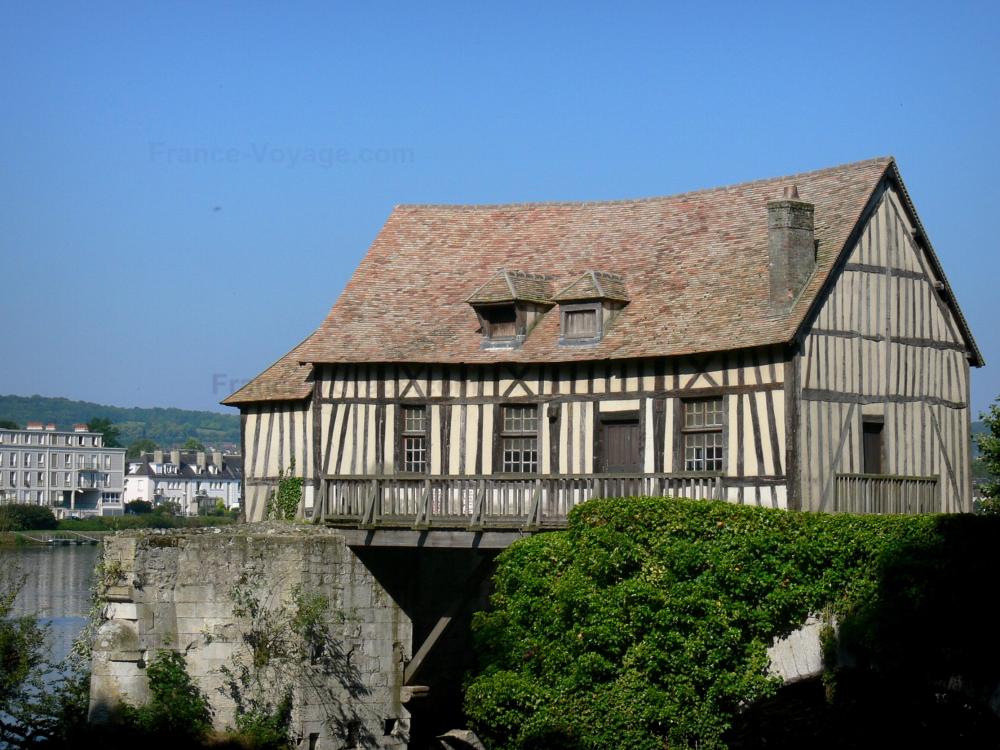 Guide de l'Eure - Vernon - Vieux Moulin à pans de bois sur la Seine